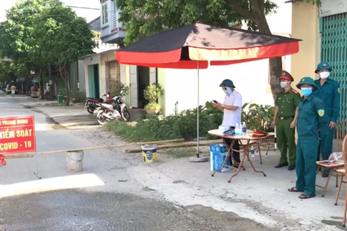 Khởi tố chủ quán cắt tóc lén lút hoạt động làm lây lan dịch Covid-19