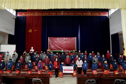 Generali Việt Nam trao áo ấm cho trẻ em và hỗ trợ các gia đình khó khăn