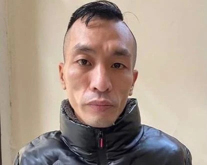 Bắt quả tang đối tượng đứng trước khách sạn chờ giao ma túy