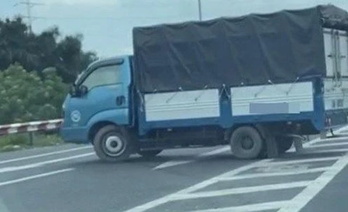 Phạt tài xế xe tải quay đầu trên cầu Thăng Long
