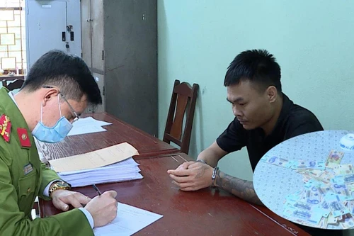 'Biến' quán karaoke thành sới bạc