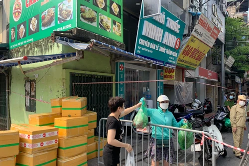 Gửi hàng hóa cho người dân trong vùng phong tỏa Văn Chương - Văn Miếu ở chốt nào? 