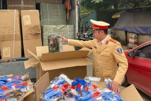 Phát hiện xe tải chở số lượng lớn đồ chơi trẻ em nhập lậu