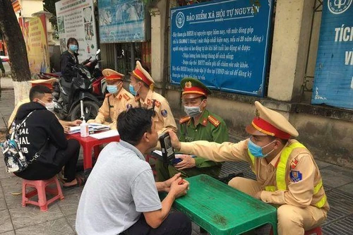 Công an Hà Nội phạt hành chính gần 1 tỷ đồng các trường hợp vi phạm nồng độ cồn