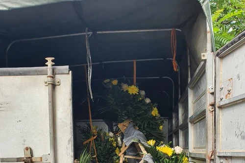 Người phụ nữ xuất trình giấy tờ xe 'luồng xanh' không chính chủ, đi giao hàng hóa không thiết yếu