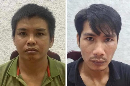 Bé trai cầm điện thoại chơi trước cửa nhà bị cướp giật