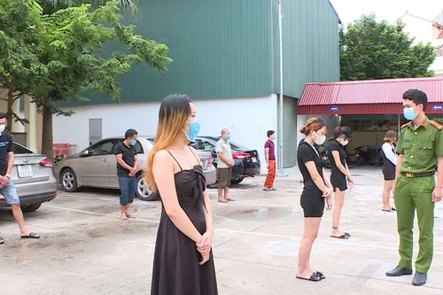 Bất chấp lệnh cấm, nhiều nam nữ vẫn tụ tập thư giãn trong quán hát