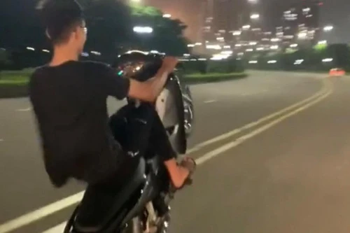 Khoe clip ‘bốc đầu’ xe máy lên tiktok, nam thanh niên bị phạt hơn 4 triệu đồng 
