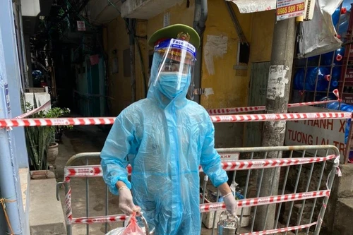 [Ảnh] Xúc động hình ảnh chiến sỹ Công an phường Thanh Xuân Trung trong tâm dịch 328 - 330 Nguyễn Trãi