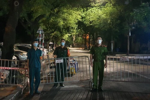 [Ảnh] Xuyên đêm bám chốt ngăn dịch ở "vùng đỏ" 