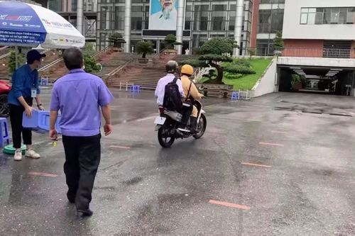 Nam sinh được CSGT chở thẳng đến phòng thi do...nhầm điểm trường