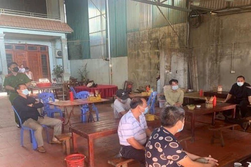 Hà Nội: Xử phạt 2 chủ cửa hàng cho khách ngồi ăn tại chỗ