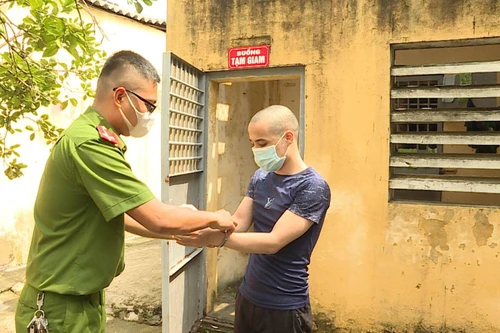 Gã trai manh động dùng dao kề cổ nhân viên cửa hàng sữa cướp tiền