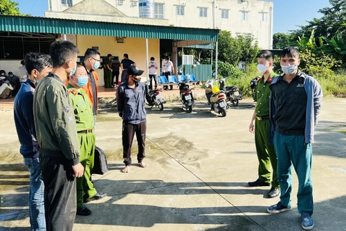 Bán "hàng trắng" trước cổng Trung tâm điều trị ma túy bằng Methadone