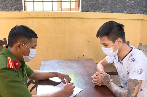 Lộ bí mật trong ốp sườn xe máy do nam thanh niên điều khiển lúc nửa đêm