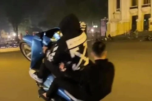 Công an Hà Nội: Xử phạt 2 nam thanh niên ‘bốc đầu’ xe máy