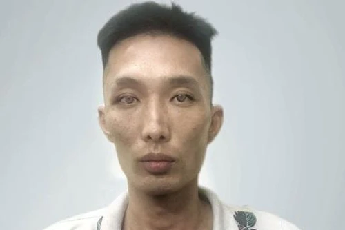 Vận động đối tượng truy nã ra đầu thú