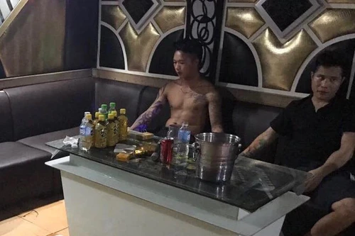 Bộ đôi xăm trổ mua ma túy mang vào quán hát cho nhau nghe để tổ chức "bay lắc"