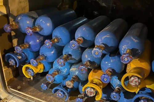 Phát hiện 25 bình khí N20 trên xe ôtô định qua chốt vào trung tâm Hà Nội