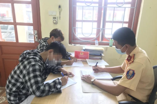 Công an huyện Phúc Thọ xử phạt 2 nam thanh niên "bốc đầu" xe máy