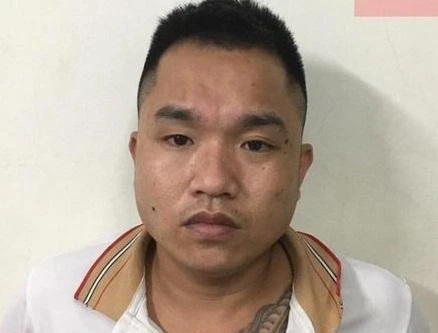 Chở bạn gái lúc rạng sáng, gã xăm trổ lộ gói ma túy