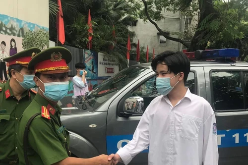 Công an quận Thanh Xuân đưa nam sinh bị nhầm địa điểm đến thi đúng giờ 