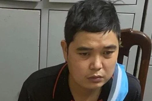 Kiểm tra gã trai đứng ở cổng nhà văn hóa, phát hiện ma túy