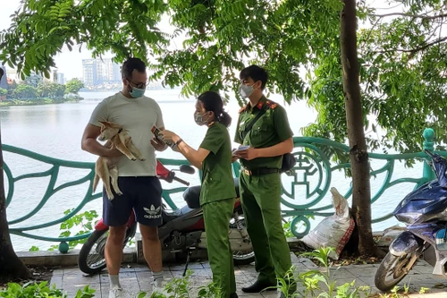 Công an Hà Nội tuyên truyền phòng, chống ma túy và cấp phát tờ rơi song ngữ