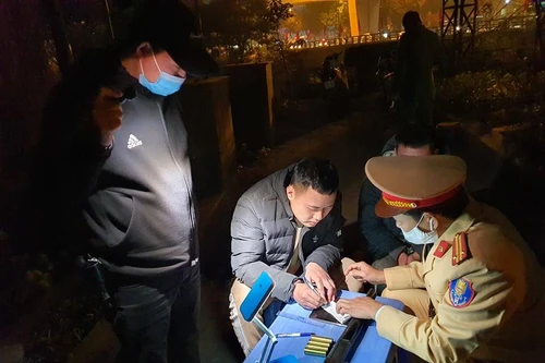 Cảnh sát 141 phát hiện tài xế vi phạm nồng độ cồn, “găm” súng đạn