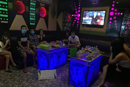 Hà Nội: 8 khách và nhân viên "thư giãn" trong quán hát cho nhau nghe