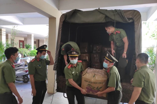 Lực lượng An ninh quận Đống Đa chia sẻ khó khăn với cộng đồng