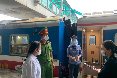 [Ảnh] Hơn 100 hành khách đầu tiên trên chuyến tàu Bắc Nam khởi hành từ Hà Nội 