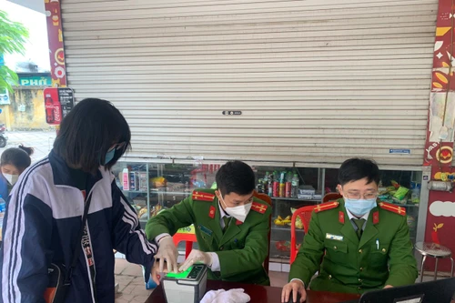 Hình ảnh lực lượng Công an cấp căn cước gắn chip cho học sinh tại điểm tiêm vaccine