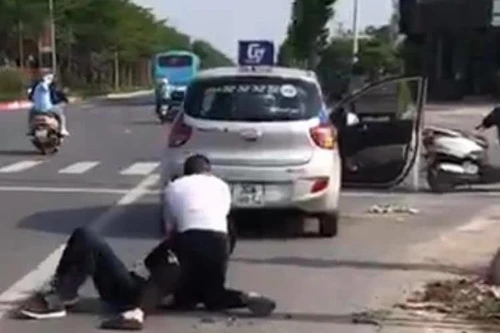 Khen thưởng tài xế taxi dũng cảm bắt giữ đối tượng trốn truy nã đặc biệt