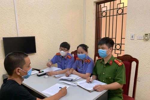 Cảnh sát hình sự khống chế, bắt 'nóng' đối tượng cướp giật dây chuyền giữa phố Hà Nội