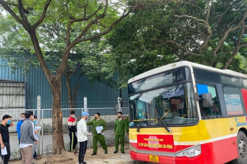 Khám phá chiếc xe buýt 'đặc chủng' cấp căn cước công dân gắn chip ở Hà Nội