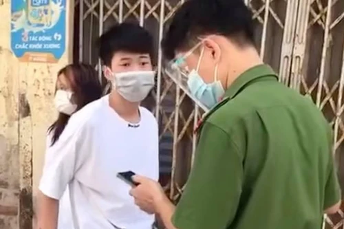 Xử phạt nghiêm nam thanh niên lăng mạ Cảnh sát khi bị kiểm tra lý do ra đường