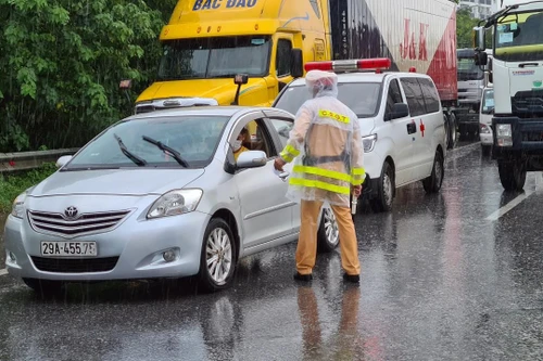 [Ảnh] Lực lượng phòng chống dịch đội mưa làm nhiệm vụ tại các tuyến ra vào cửa ngõ Thủ đô