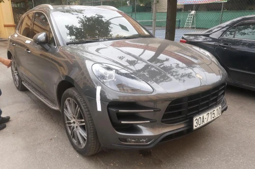 Cơ quan điều tra truy tìm người điều khiển xe Porsche ‘trùng’ biển số tại khu đô thị Times City