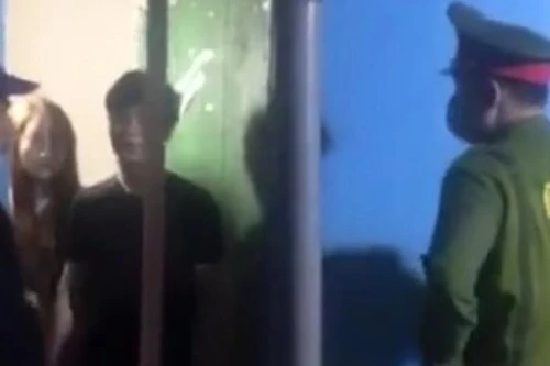 Nam thanh niên tự đâm vào bụng quyên sinh trước mặt người yêu