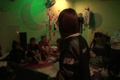 Truy bắt đối tượng hành hung, bắt nhốt 2 nữ nhân viên quán bia