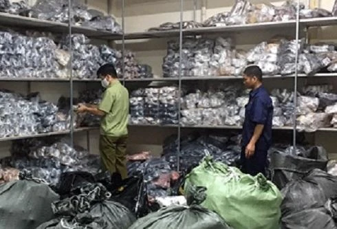 Phát hiện kho giày dép 'khủng' giả các thương hiệu Dior, Gucci...