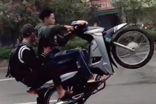 'Bốc' đầu xe máy khoe mạng xã hội, nam thanh niên 2 lần bị xử phạt