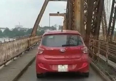 Xử phạt xe ôtô đi vào cầu Long Biên