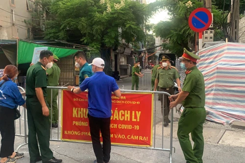 [Ảnh] Giây phút tháo barie phong tỏa tại Văn Chương - Văn Miếu sau 21 ngày phong tỏa