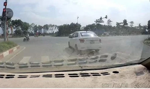 Tài xế xe ôtô bị phạt 4 triệu đồng, tước bằng 2 tháng vì vượt đèn đỏ