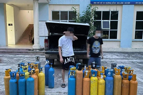 Hai nam thanh niên chở 57 bình khí N20 vào Hà Nội lúc rạng sáng