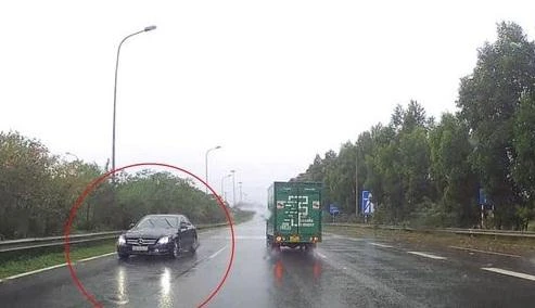 Từ camera hành trình của người dân, Công an Hà Nội xử phạt một tài xế ôtô đi ngược chiều