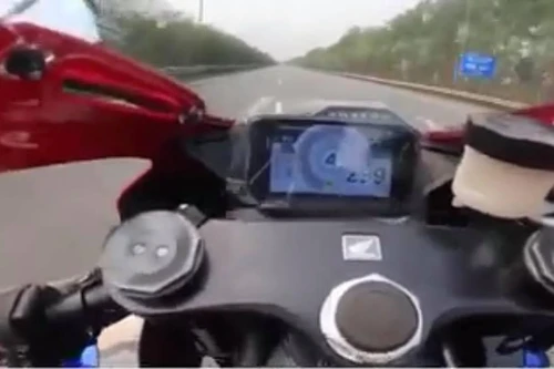 Xác minh thông tin chiếc xe mô tô phân khối lớn di chuyển tốc độ gần 300km/h