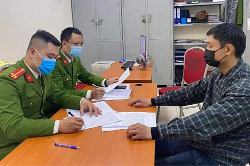 Vận động đối tượng truy nã làm giả hóa đơn chiếm đoạt 5,5 tỷ đồng ra đầu thú